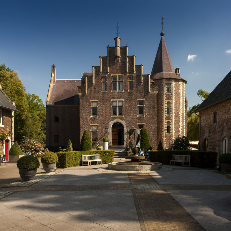 Kasteel terworm aan de achterkant, met een binnenplaats. 