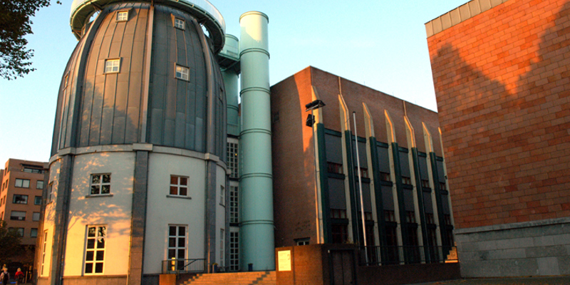 Zijkant van het Bonnefantenmuseum met zonlicht in Maastricht