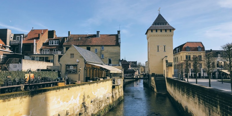 Blik over de Geul met Geulpoort en brug op de achtergrond