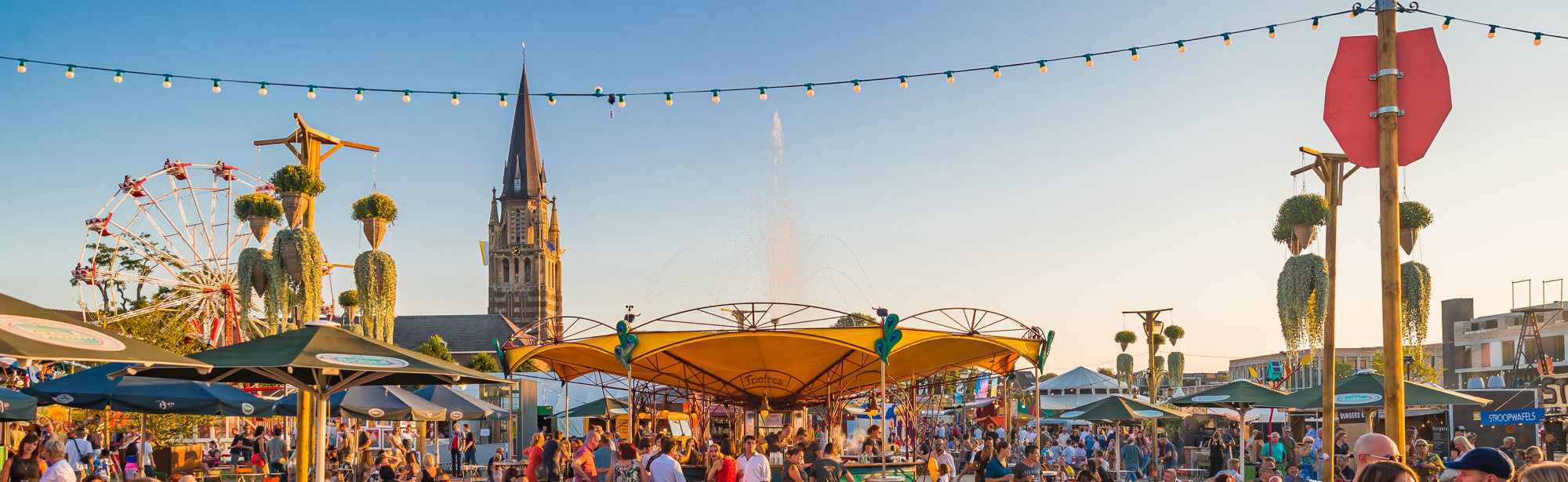 Het Sint Rosafestival op een zonnige dag met op de achtergrond de Michaelskerk