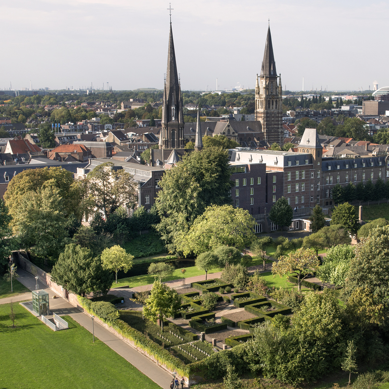 Luchtfoto van vestingstad Sittard met op de voorgrond de Ursulinentuin