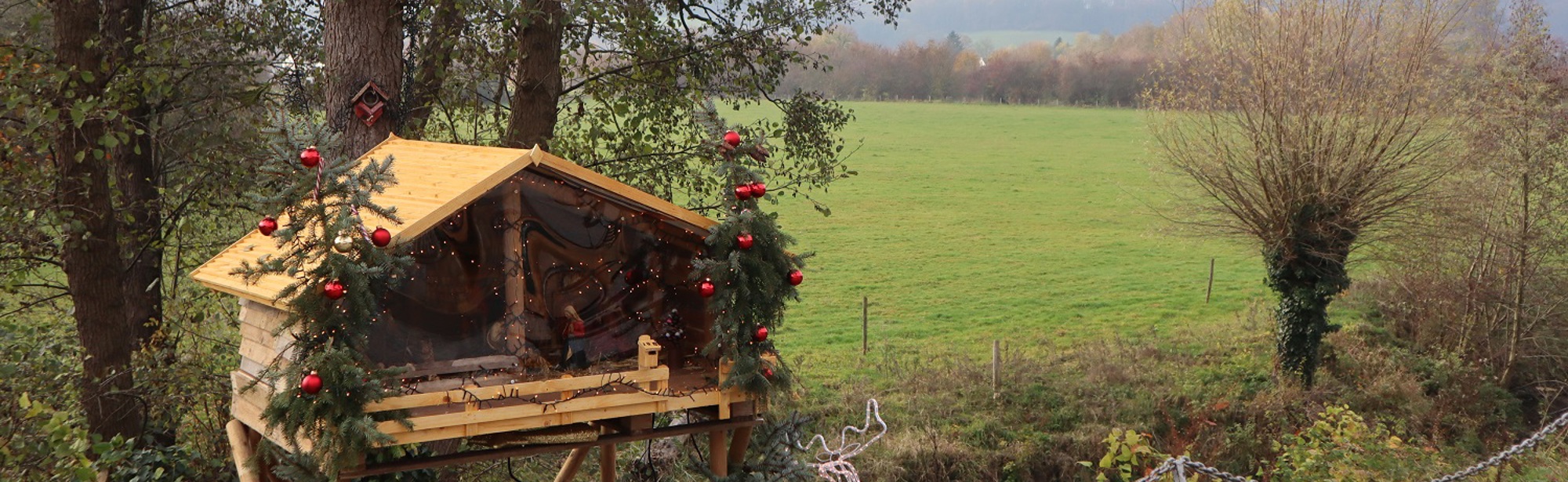 Grote houten kerststal in Zuid-Limburgs landschap