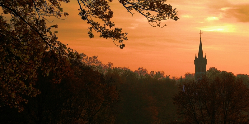 Kerktoren van Elsloo met zonsondergang